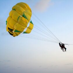 Jakim sposobem nauczyć się skakać na spadochronie i jaką szkołę wybrać?